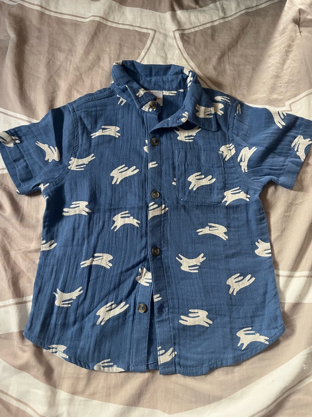 Hanna Andersson Blue Short-Sleeve Button-Up Shirt with White Rabbit Print